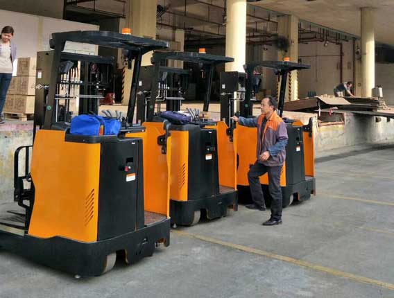 東莞美時家具-1.5噸前移式站駕叉車2